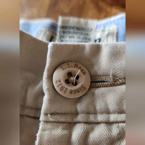 L.L. Bean Shorts Mens Size 33 Beige Standard Fit Chino Flat Front Hiking - Picture 5 of 13